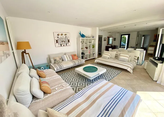 Beautiful Provencal Villa, Sea View, Access Villa *