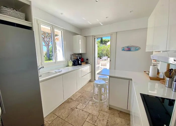 ヴィラ Beautiful Provencal Villa, Sea View, Access グリモー