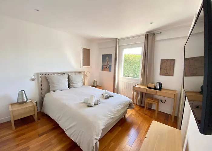 Beautiful Provencal Villa, Sea View, Access *